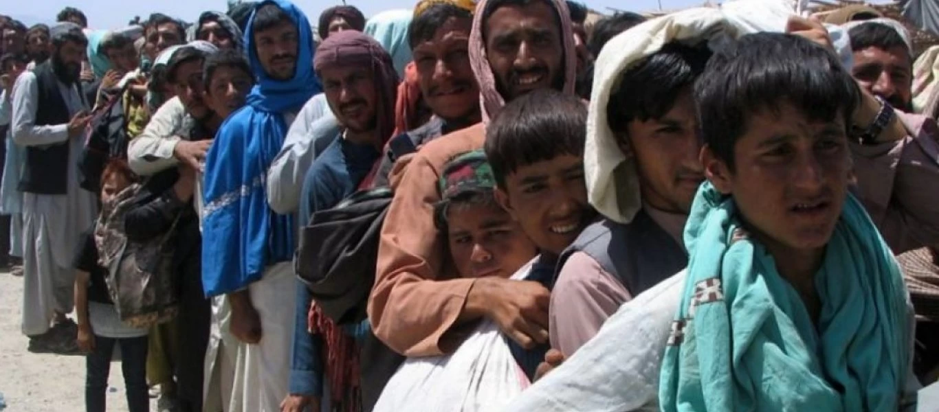 Η στιγμή που νεαρή Αφγανή ικετεύει και κλαίει για να φύγει από τη χώρα (βίντεο)